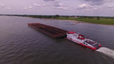 Bir kargo gemisi havadan görünümü ürünler, Almanya taşıma Ren Nehri üzerinde