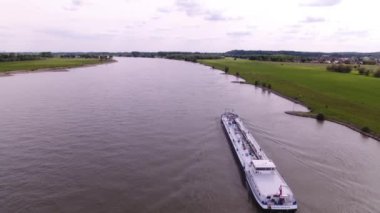 Bir kargo gemisi havadan görünümü ürünler, Almanya taşıma Ren Nehri üzerinde