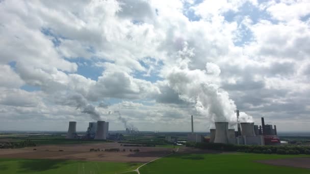 燃煤电厂的鸟图 德国科隆附近的一座燃煤电厂在多云的天气里排放大量蒸汽云 — 图库视频影像
