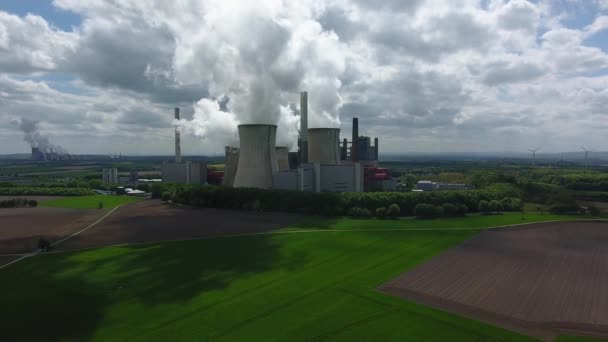 Luftaufnahme Eines Kohlekraftwerks Ein Kohlekraftwerk Bei Köln Deutschland Stößt Bei — Stockvideo