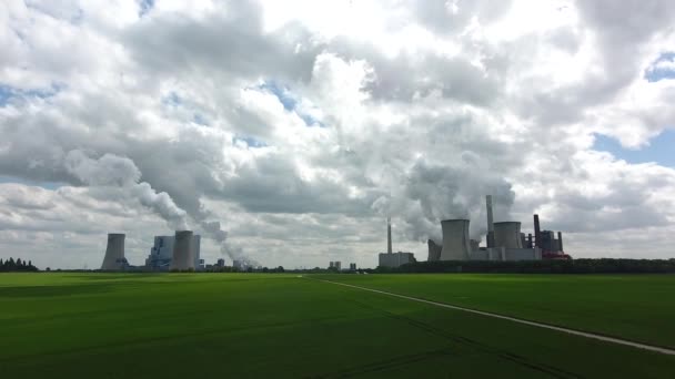 Luchtfoto Van Een Kolengestookte Elektriciteitscentrale Een Kolengestookte Elektriciteitscentrale Buurt Van — Stockvideo