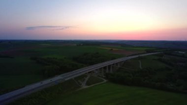 Gün batımı sırasında bir Alman karayolu üzerinde trafik havadan görünümü