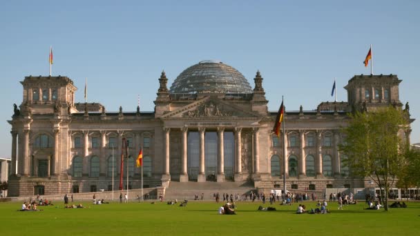 柏林的国会大厦在蓝色的天空下 挂着德国国旗 — 图库视频影像