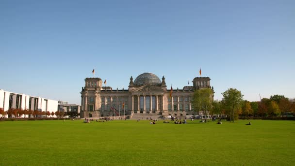 Edificio Del Reichstag Berlín Bajo Cielo Azul Con Bandera Nacional — Vídeos de Stock