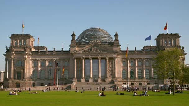 Bâtiment Reichstag Berlin Sous Ciel Bleu Avec Drapeau National Allemand — Video