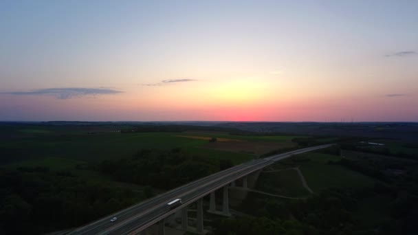 Luftaufnahme Des Verkehrs Auf Einer Deutschen Autobahn Bei Sonnenuntergang — Stockvideo