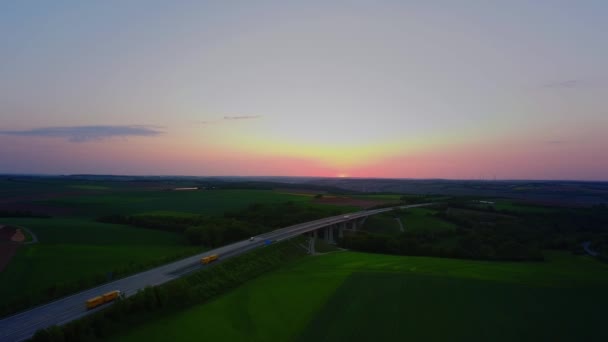 Letecký Pohled Provoz Německé Dálnici Při Západu Slunce — Stock video