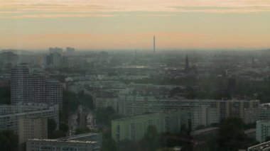Berlin adlı gündoğumu. Sabah ışığı Güney ve Alexanderplatz manzaralı Berlin'de.