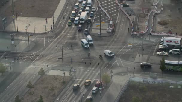 トラック 歩行者 自転車レンタル 交差点を通過の多くを持つベルリンの交差点 — ストック動画