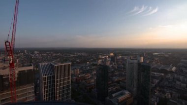 Frankfurt'un finansal bölgesinde batımında üzerinden panoramik görünüm.