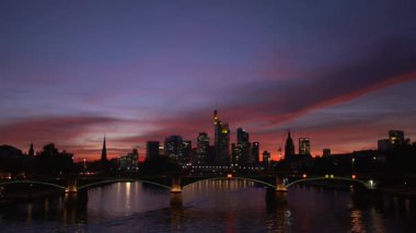 Skyline Frankfurt gün batımında.