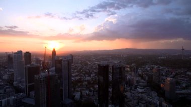 Frankfurt'un finansal bölgesinde batımında üzerinden panoramik görünüm.