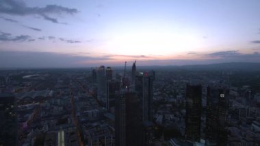 Frankfurt, Hessen/Almanya - 09.17.2018 - Cityscape finans bölgesinin alacakaranlıkta