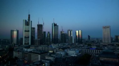 Frankfurt, Hessen/Almanya - 09.17.2018 - Cityscape finans bölgesinin sunrise - zaman atlamalı