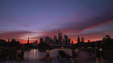Skyline Frankfurt gün batımında.