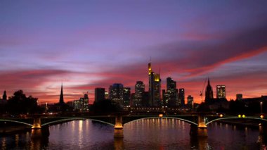 Skyline Frankfurt gün batımında.