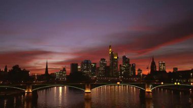 Skyline Frankfurt gün batımında.
