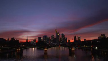 Skyline Frankfurt gün batımında.