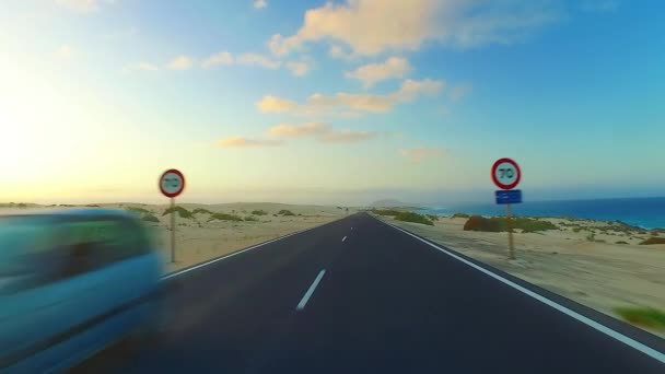 Dirigindo Longo Estrada Costeira Através Parque Nacional Corralejo Fuerteventura Espanha — Vídeo de Stock