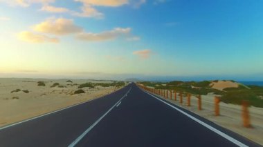Corralejo, Fuerteventura / İspanya 'daki Ulusal Park' ın kıyı şeridi boyunca giderken, arabaya bir el kol takıldı. Sürücü, post prodüksiyonda tek bir klipte sorunsuz bir şekilde monte edilebilen çeşitli bölümlere bölündü.. 