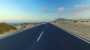 Corralejo, Fuerteventura / İspanya 'daki Ulusal Park' ın kıyı şeridi boyunca giderken, arabaya bir el kol takıldı. Sürücü, post prodüksiyonda tek bir klipte sorunsuz bir şekilde monte edilebilen çeşitli bölümlere bölündü.. 