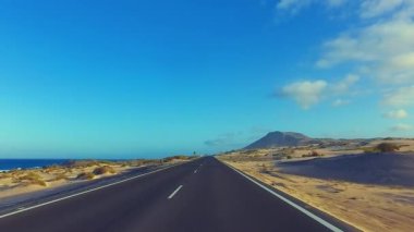 Corralejo, Fuerteventura / İspanya 'daki Ulusal Park' ın kıyı şeridi boyunca giderken, arabaya bir el kol takıldı. Sürücü, post prodüksiyonda tek bir klipte sorunsuz bir şekilde monte edilebilen çeşitli bölümlere bölündü.. 