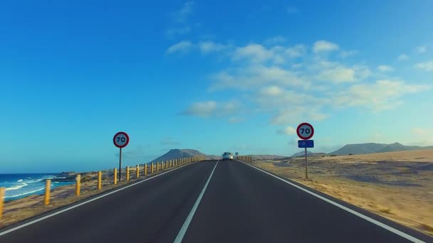 Dirigindo Longo Estrada Costeira Através Parque Nacional Corralejo Fuerteventura Espanha — Vídeo de Stock