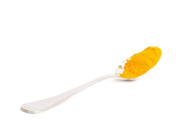 Beyaz arka plan üzerinde izole demir kaşık Curcuma. 