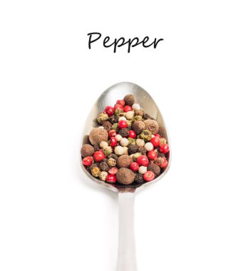 Metin ile beyaz arka plan üzerinde izole demir kaşığı kurutulmuş kırmızı, siyah ve beyaz karabiber.