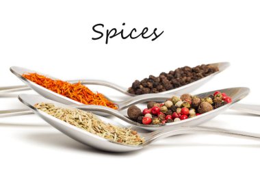 Demir kaşıkları metin beyaz zemin üzerine izole içinde farklı baharatlar. Biberiye, safran, biber kurutulmuş. 