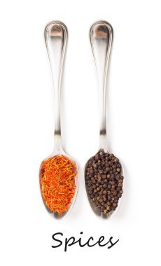 Beyaz arka plan üzerinde izole demir kaşıkları içinde farklı baharatlar. Karabiber ve safran metin ile kurutulmuş. En baştan görüntülemek.
