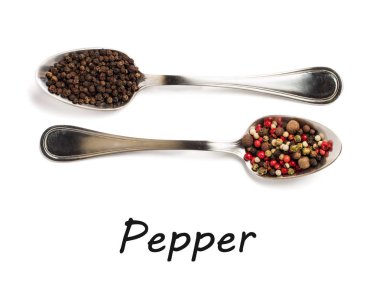 Demir kaşıkları metin beyaz zemin üzerine izole içinde farklı baharatlar. Kurutulmuş kırmızı, siyah ve beyaz karabiber üstten görüntülemek. 