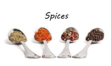 Beyaz arka plan üzerinde izole demir kaşıkları içinde farklı baharatlar. Kurutulmuş biberiye, safran, biber whith metin. 