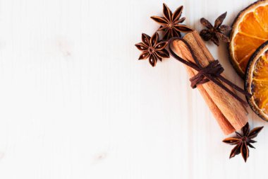 Anason, tarçın, portakal ve küçük Hindistan cevizi malzemeler hazırlık için mulled şarap, closeup ahşap arka plan üzerinde. En iyi görünüm düz yatıyordu kopya alanı.