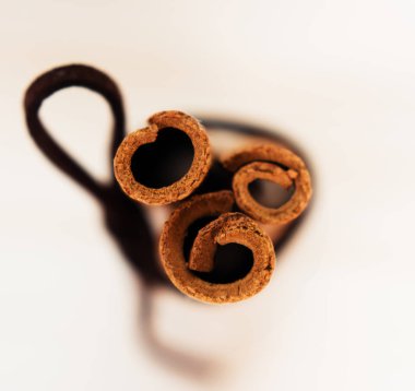 Tarçın kahverengi şerit ile. Closeup ahşap arka plan üzerinde. En iyi görünüm düz yatıyordu kopya alanı.