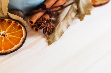 Sonbahar, sonbahar yaprakları, ışıltı şarap ahşap masa arka plan üzerinde bir buhar sıcak. Mevsimsel, Sonbahar sıcak şarap, sonbahar rahatlatıcı ve natürmort kavramı. 