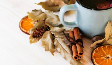 Sonbahar, sonbahar yaprakları, ışıltı şarap ahşap masa arka plan üzerinde bir buhar sıcak. Mevsimsel, Sonbahar sıcak şarap, sonbahar rahatlatıcı ve natürmort kavramı. 