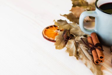 Sonbahar, sonbahar yaprakları, ışıltı şarap ahşap masa arka plan üzerinde bir buhar sıcak. Mevsimsel, Sonbahar sıcak şarap, sonbahar rahatlatıcı ve natürmort kavramı. 