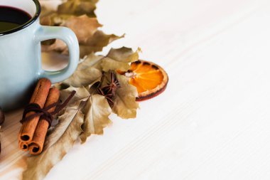 Sonbahar, sonbahar yaprakları, ışıltı şarap ahşap masa arka plan üzerinde bir buhar sıcak. Mevsimsel, Sonbahar sıcak şarap, sonbahar rahatlatıcı ve natürmort kavramı. 