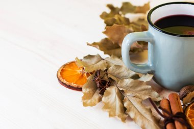 Sonbahar, sonbahar yaprakları, ışıltı şarap ahşap masa arka plan üzerinde bir buhar sıcak. Mevsimsel, Sonbahar sıcak şarap, sonbahar rahatlatıcı ve natürmort kavramı. 