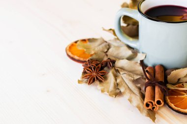 Sonbahar, sonbahar yaprakları, ışıltı şarap ahşap masa arka plan üzerinde bir buhar sıcak. Mevsimsel, Sonbahar sıcak şarap, sonbahar rahatlatıcı ve natürmort kavramı. 