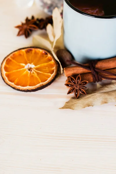 Autumn Fall Leaves Hot Steaming Cup Glint Wine Wooden Table — Stock Photo, Image