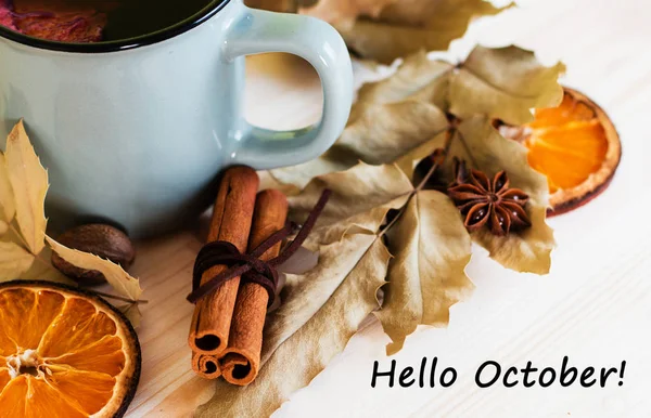 Autunno Foglie Autunnali Calda Tazza Fumante Vino Luccicante Sfondo Tavolo — Foto Stock