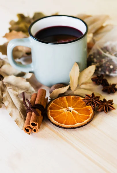 Autumn Fall Leaves Hot Steaming Cup Glint Wine Wooden Table — Stock Photo, Image