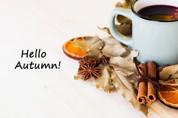 Herbst Herbstblätter Dampfender Glühwein Auf Hölzernem Tischhintergrund Saisonaler Herbstlicher Glühwein — Stockfoto