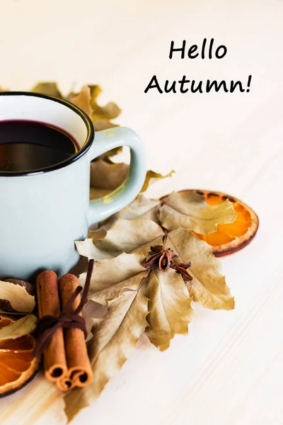 Осень Осенние Листья Горячая Чашка Блестящего Вина Фоне Деревянного Стола — стоковое фото
