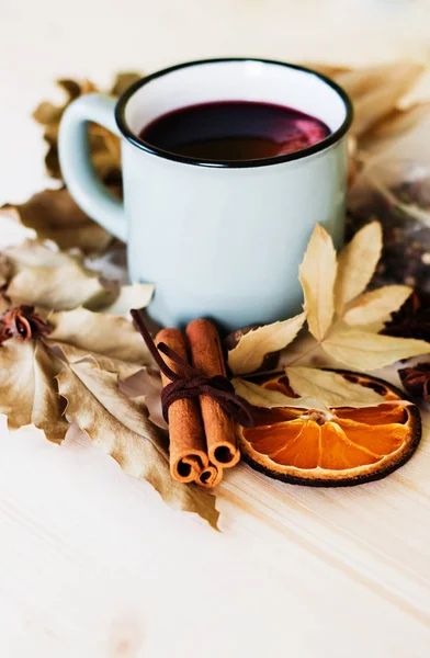 Höst Höstlöv Heta Ångande Kopp Glint Vin Träbord Bakgrund Säsongsbetonade — Stockfoto