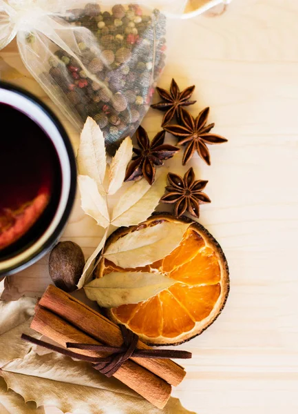 Autumn Fall Leaves Hot Steaming Cup Glint Wine Wooden Table — Stock Photo, Image