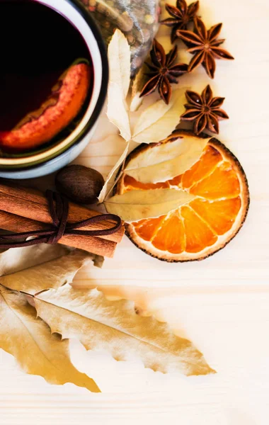 Autumn Fall Leaves Hot Steaming Cup Glint Wine Wooden Table — Stock Photo, Image