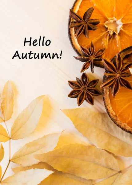 アニス 乾燥葉し 準備のためのオレンジ色の成分ホットワイン 木製の背景にクローズ アップ トップ ビュー テキストこんにちは秋レイアウト コピー スペースをフラット — ストック写真